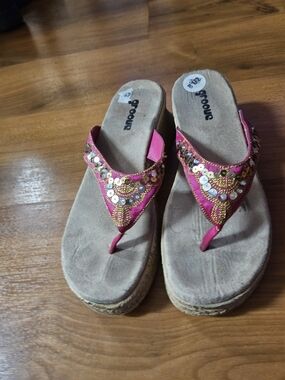 Groove Women's Pink Sequined Wedge Thong Sandals